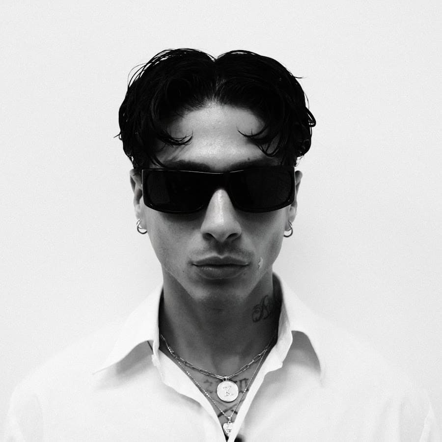 Retrato en blanco y negro de Kendaya