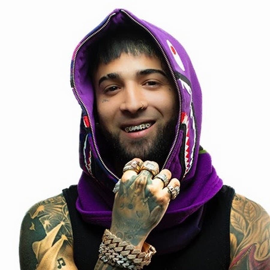Retrato de Ovi con hoodie violeta